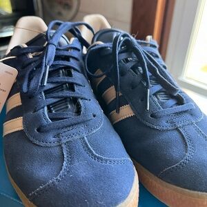 Adidas gazelle kids 7 (fits women 8.5-9)